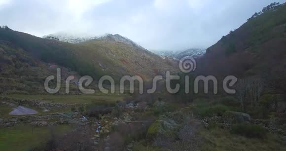 空中冬天在山区旅行视频的预览图