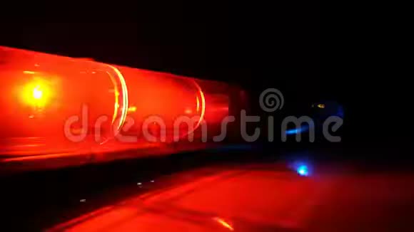 警方蓝红灯在黑暗中闪烁视频的预览图