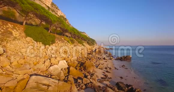 日落的空中海滩与岩石一起旅行视频的预览图