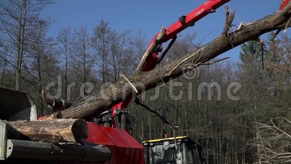 装甲车在空中高高举着一根木头视频的预览图
