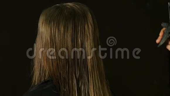 时尚的理发师把水溅在一个漂亮女人的头发上动作缓慢视频的预览图