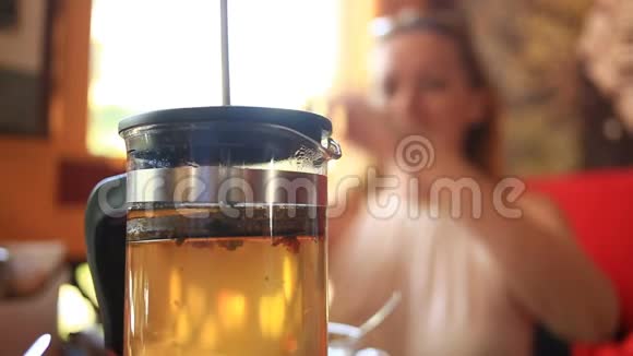 女人从茶壶里喝绿茶朋友在中国餐馆吃中餐视频的预览图