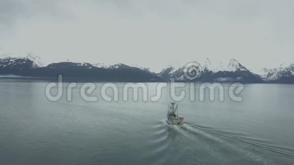 阿拉斯加复活湾的半截船视频的预览图