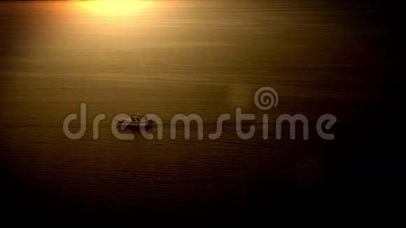 在夕阳中经过的小船视频的预览图
