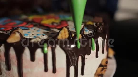 糖果蛋糕装饰从管子里挤出奶油视频的预览图
