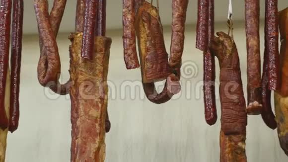 意大利不同的传统香肠和火腿在木头上视频的预览图