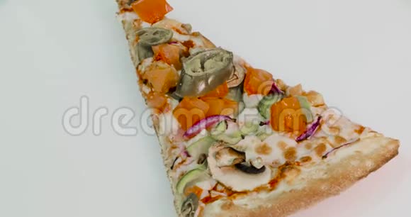 一块比萨饼绕着它的轴线旋转视频的预览图