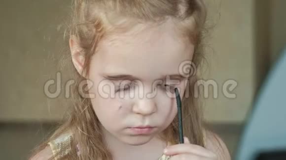有红发的小女孩把睫毛膏涂在睫毛上照镜子化妆脸时尚时尚时尚化妆品视频的预览图