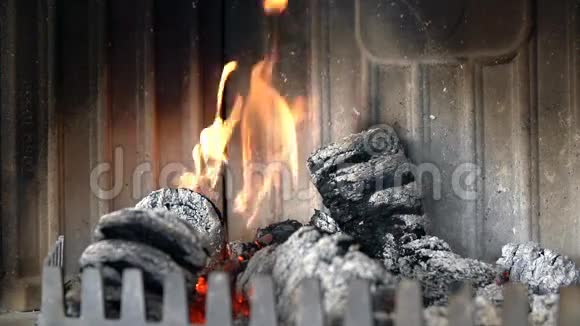 木制的煤砖几乎烧光了视频的预览图