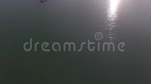 漂浮的罗非鱼笼空中无人机射击视频的预览图