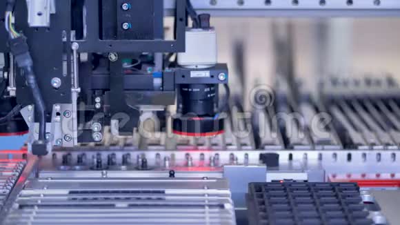 在现代自动化机器上生产电子元件的微电路芯片4K视频的预览图