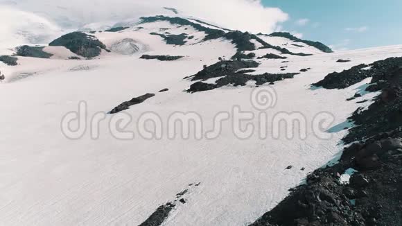 美丽自然的鸟瞰雪岩峰景观视频的预览图