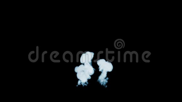 烟流缓慢三股烟流在黑色背景上隔离背光准备合成视频的预览图