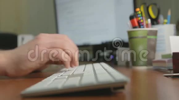 近距离操作键盘的人手视频的预览图