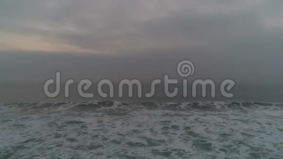 观海浪上空雾状日出视频的预览图