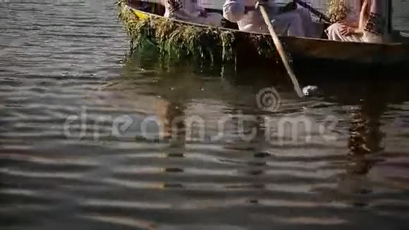 年轻人和三个女孩在船上游泳视频的预览图