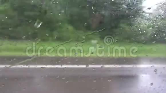 雨天潮湿的公共汽车车窗和道路上的车速背景视频的预览图