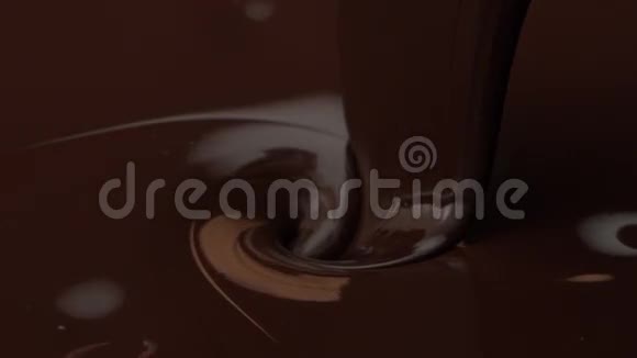 棕色巧克力在慢动作的桌面上倾泻而下视频的预览图