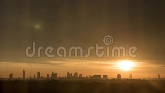 太阳在城市上空阴云密布的天空中升起的时间视频的预览图