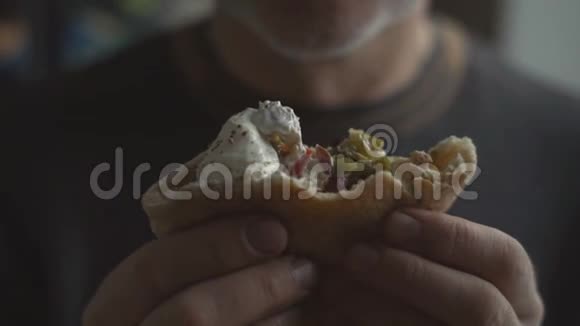 法吉塔在一个男人手里墨西哥菜视频视频的预览图