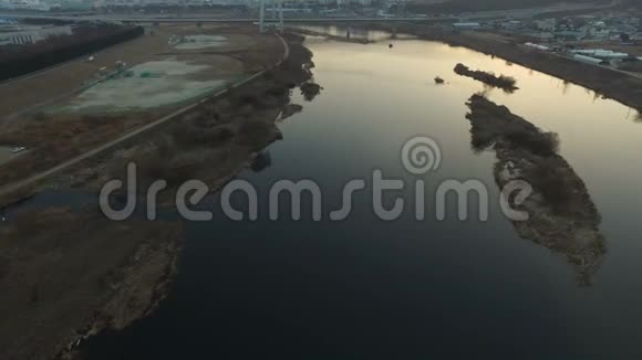 从河上飞过中间有一个小岛视频的预览图