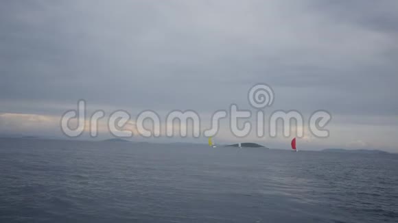 靠近海岸和自然景观的海浪上的游艇和船只视频的预览图