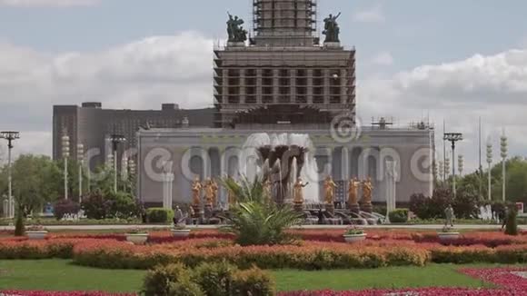 城市公园中心的一座不朽的建筑前景视频的预览图