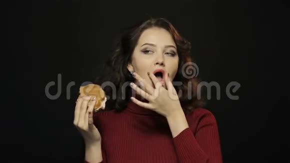 美女吃三明治特写镜头视频的预览图
