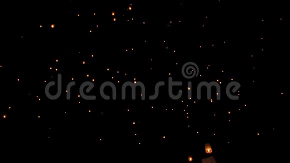 在泰国清迈的叶鹏节夜晚在黑暗的天空中放飞传统的兰娜式灯笼视频的预览图