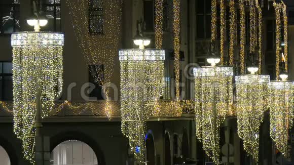 城市街道上节日花环的灯光新年主题视频的预览图