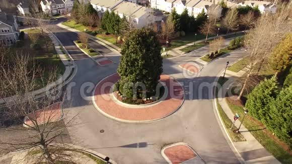 罗利市区绕城飞行的空中影像视频的预览图