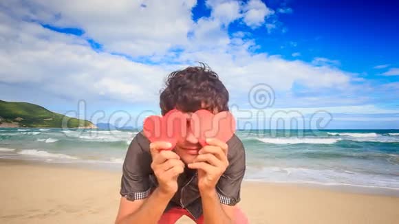 在海浪沙滩上微笑的红心脸视频的预览图
