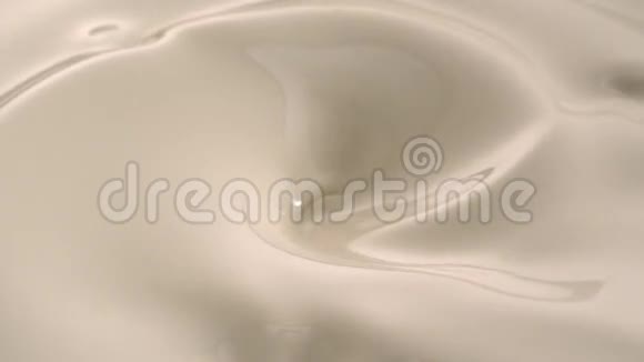 草莓切下来形成白色奶油在高速桌面上飞溅视频的预览图