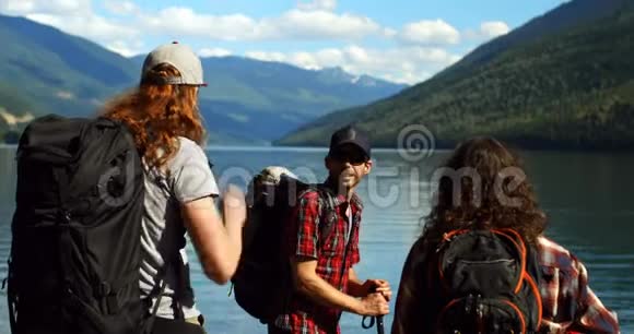 一群朋友在河边徒步旅行视频的预览图