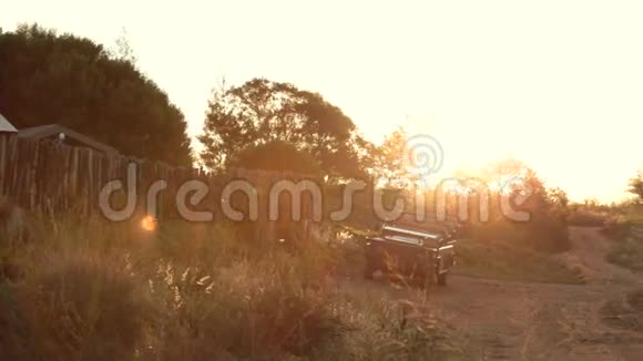 日落时分在狩猎营地上慢餐视频的预览图
