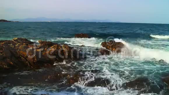 在岩石海岸冲浪视频的预览图