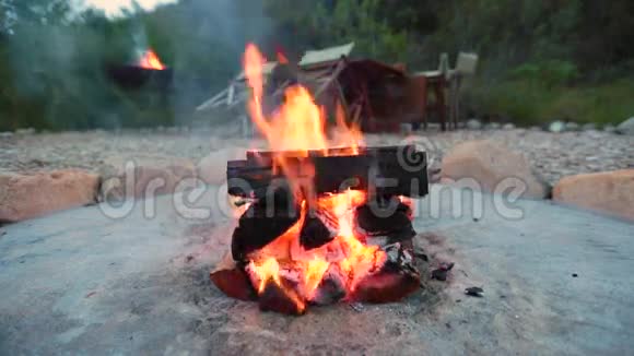 一场营火在狩猎营地的火坑中燃烧另一场在背景中燃烧视频的预览图