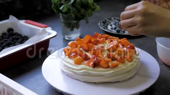 用浆果和奶油做甜点安娜帕夫洛娃的过程视频的预览图