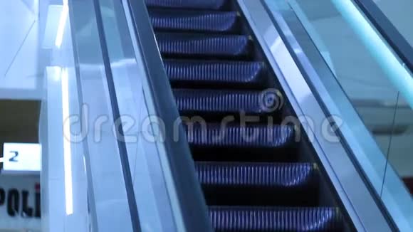 在公共区域内向上移动自动扶梯电动扶梯楼梯和自动扶梯视频的预览图
