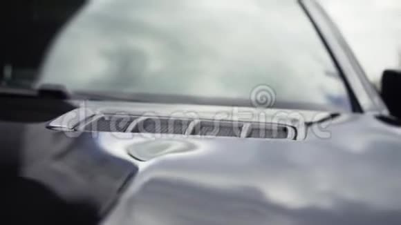汽车外部背景细节库存引擎盖的进气口汽车罩上的进气口视频的预览图