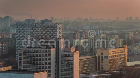 日出之日曙光城市中心屋顶全景4k时间流逝白俄罗斯视频的预览图