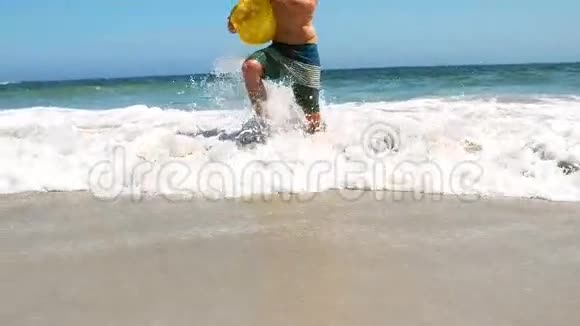 带着沙滩球离开水面视频的预览图