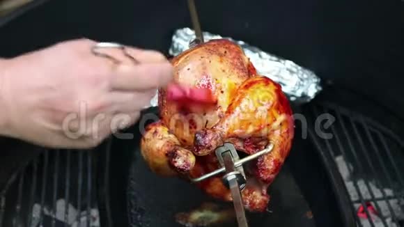 烧烤炉烤鸡在烧烤炉中燃烧文本空间视频的预览图