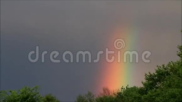 大自然中的彩虹景观视频的预览图
