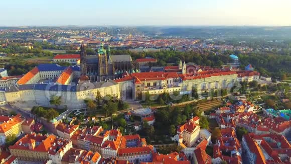 提供布拉格城和布拉格城堡的空中景观飞越城市上空俯瞰美景视频的预览图
