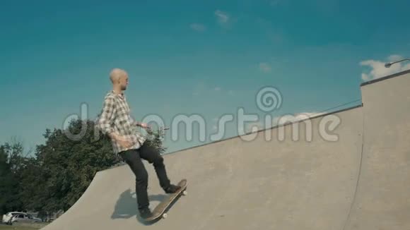 滑板手正在用他的滑板投掷一个斜坡石头到法基视频的预览图