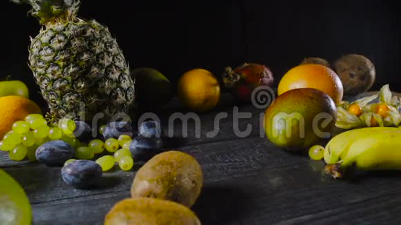 带有热带水果的木桌上的葡萄视频的预览图