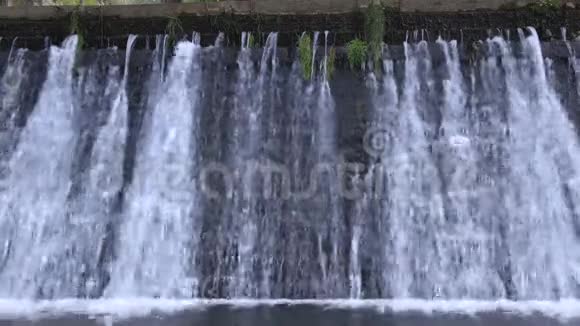 Aude河人工瀑布的背景视频的预览图