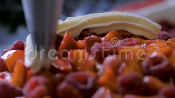 用浆果和奶油做甜点安娜帕夫洛娃的过程视频的预览图