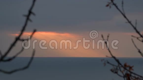 阳光透过云层穿过海面视频的预览图